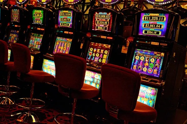 Live dealer at Medusa II blackjack table on lgo lux